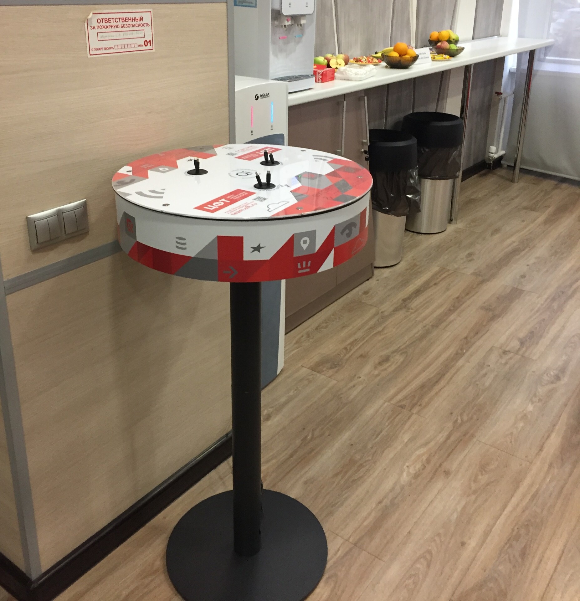 Брендированный зарядный стол Soho Зарядный стол Soho отлично подходит под прендирование