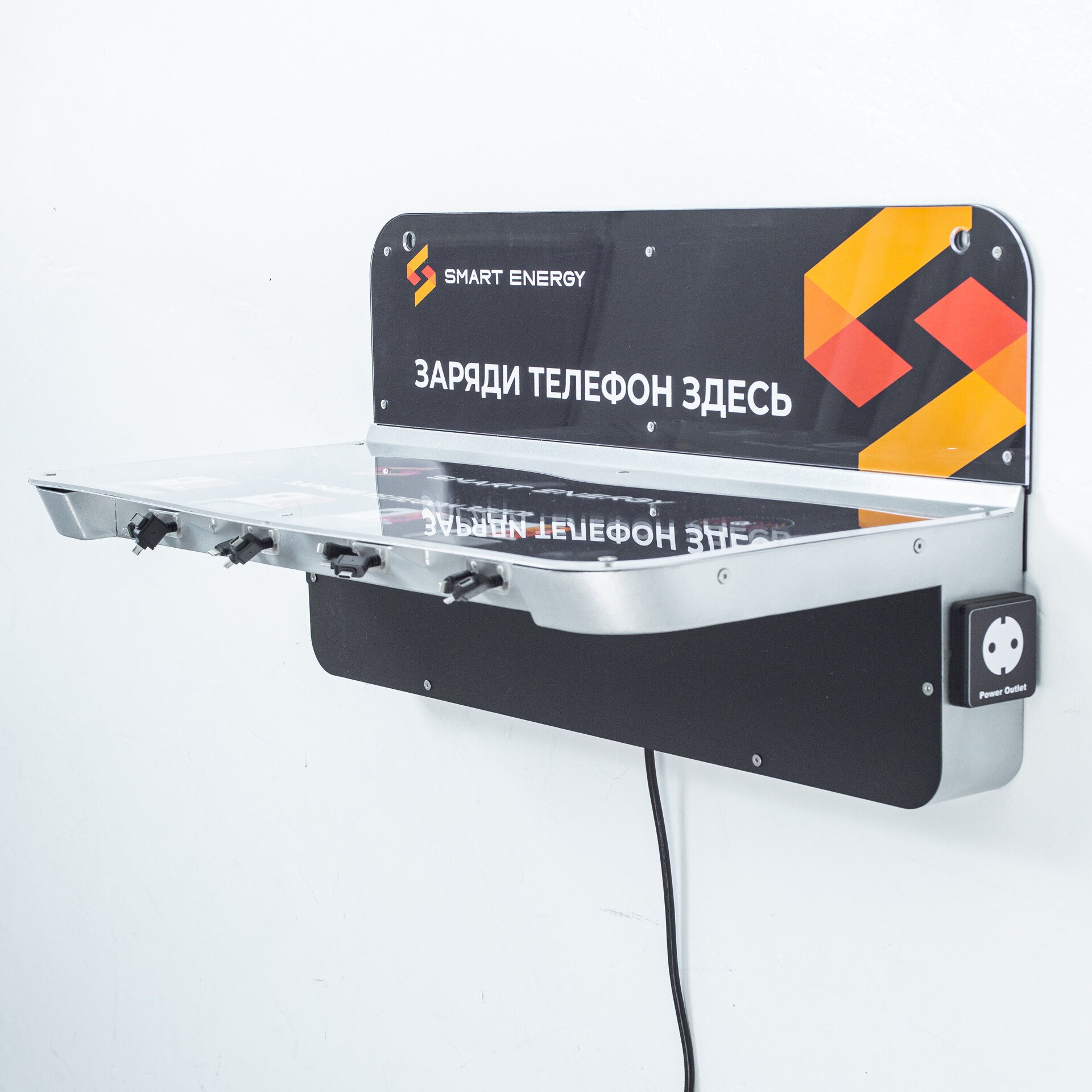 Настенная зарядная станция Urban с несколькими кабелями и беспроводной зарядкой Современная настенная зарядная станция Urban, идеальная для общественных мест и офисных пространств