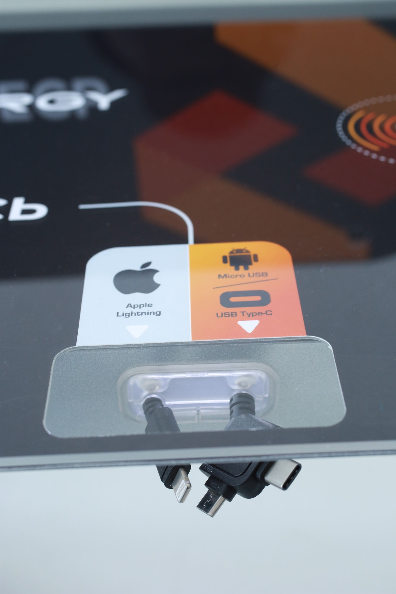 Настенная станция Urban с выдвижными кабелями Настенная зарядная станция Urban для гостиниц и фитнес клубов